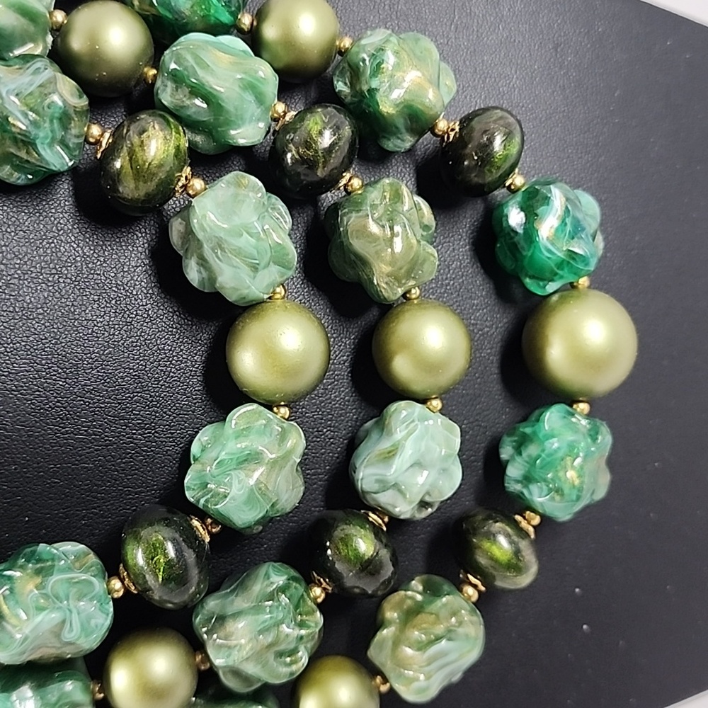 Vintage Elegant Green Beaded Necklace - Picture 3 of 9